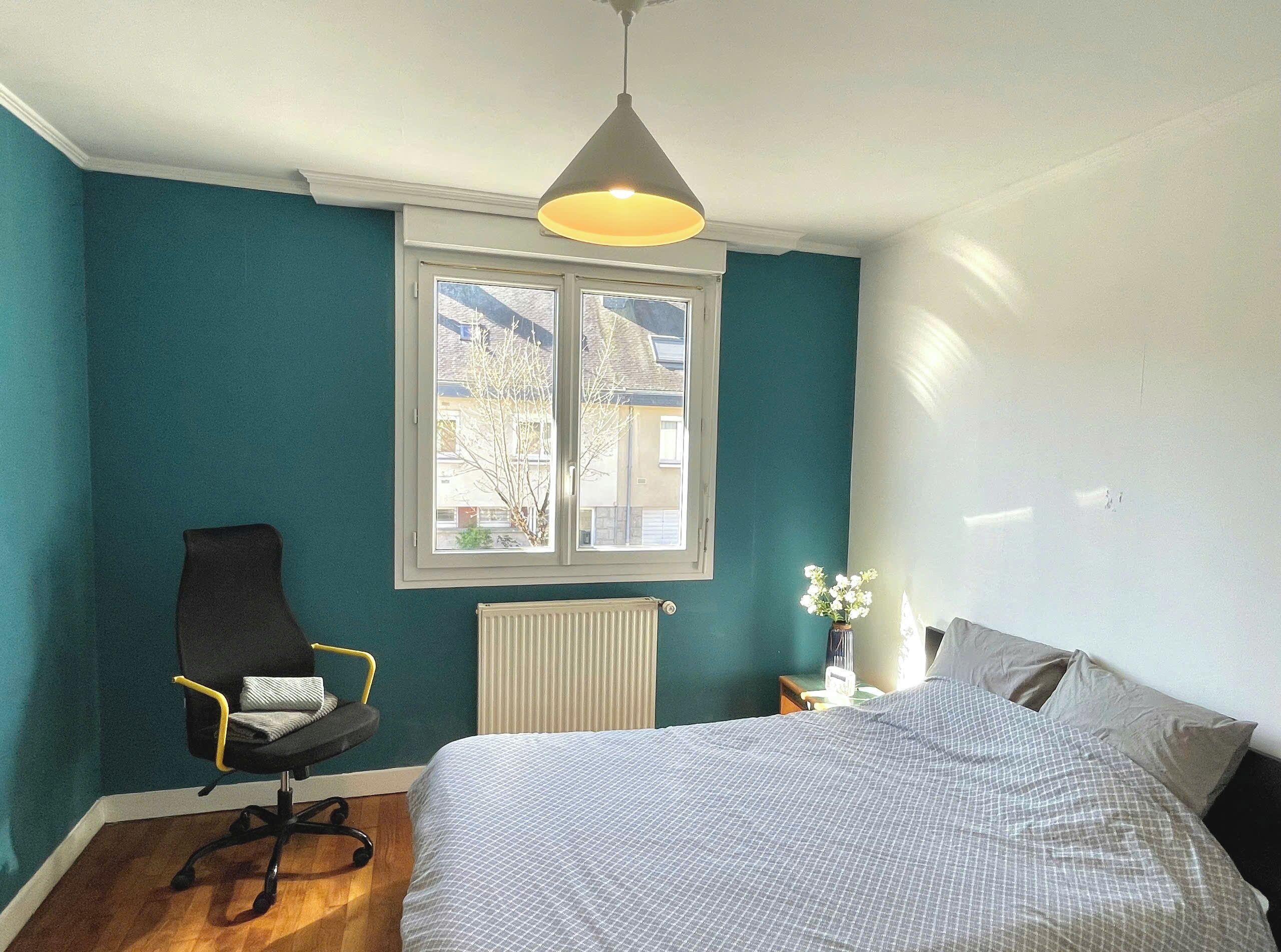 4 makuuhuonetta, työpöytä, silitysrauta/-lauta, vauvan matkasänky