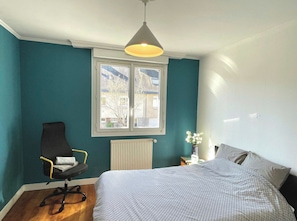 4 soverom, skrivebord, strykejern/-brett og reiseseng for barn