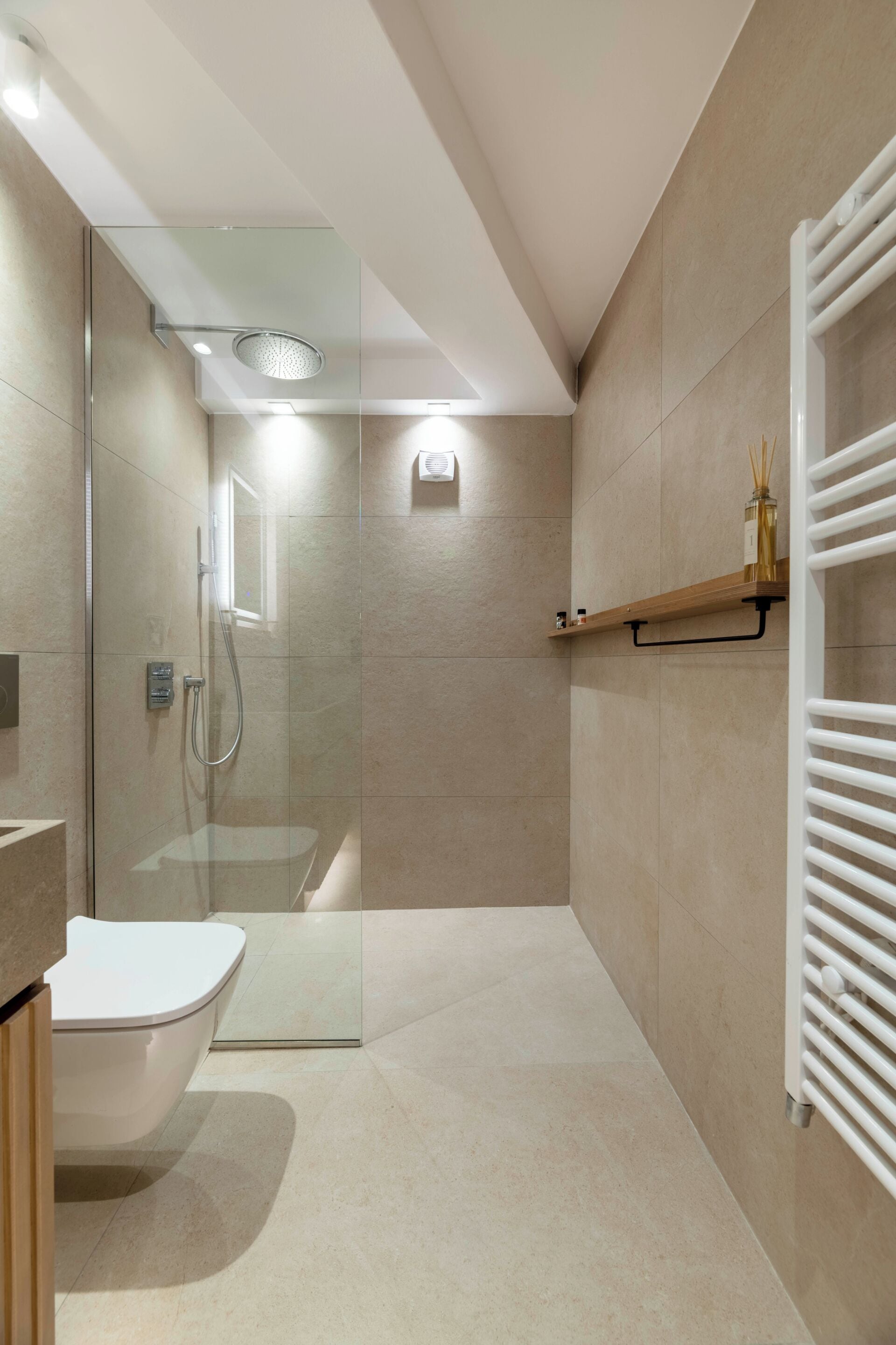 Standard-Apartment, Gartenblick | Badezimmer | Dusche, Regendusche, umweltfreundliche Kosmetikartikel, Haartrockner