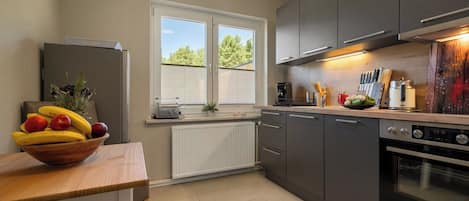 Frigorifero, microonde, forno, piano cottura