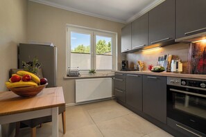 Frigorífico, microondas, horno y placa de cocina