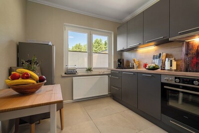 Relaxing vacation apartment on the Müritz with terrace, garden - for families with dogs