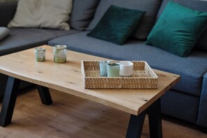 Una televisión, libros