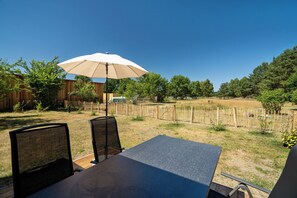 Outdoor dining - Relaxing vacation apartment on the Müritz with terrace, garden - for families with dogs (Rechlin)