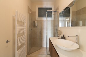 Dusche, Haartrockner, Handtücher