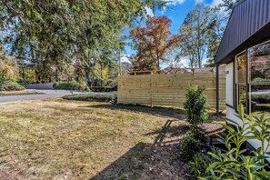 Front of property - Groovy Guest House (Black Mountain)