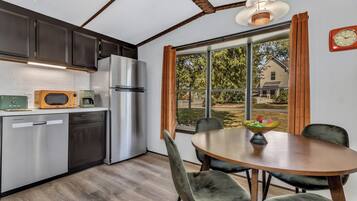 Nhà có thiết kế đặc trưng, 2 phòng ngủ, được phép mang theo vật nuôi | Bếp riêng | Tủ lạnh, lò vi sóng, lò nướng, bếp nấu