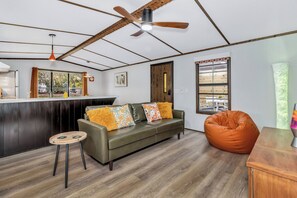 Living room - Groovy Guest House (Black Mountain)