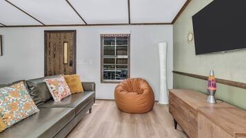 Signature House, 2 Bedrooms, Pets Allowed | Living room | 55-inch Smart TV with cable channels