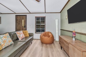 Living room - Groovy Guest House (Black Mountain)