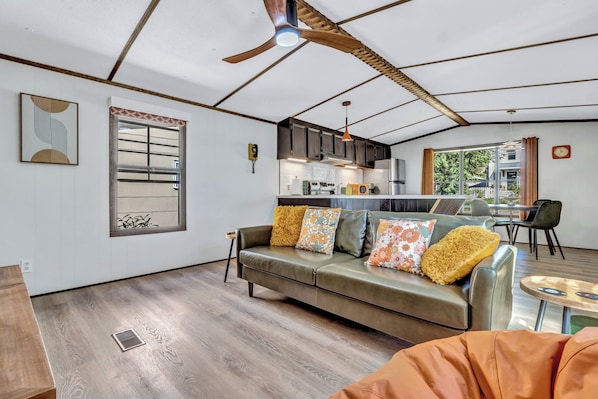 Signature House, 2 Bedrooms, Pets Allowed | Living room | 55-inch Smart TV with cable channels