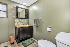 Signature House, 2 Bedrooms, Pets Allowed | Bathroom | Free toiletries, towels, soap, shampoo - Groovy Guest House (Black Mountain)