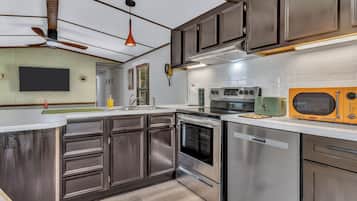 Nhà có thiết kế đặc trưng, 2 phòng ngủ, được phép mang theo vật nuôi | Bếp riêng | Tủ lạnh, lò vi sóng, lò nướng, bếp nấu