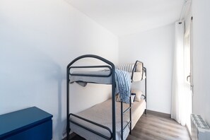 4 bedrooms, iron/ironing board, bed sheets