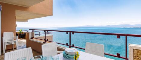 تناول الطعام بالخارج