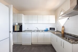 Refrigerador, microondas, horno, lavavajillas