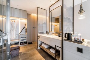 Bañera con ducha, secador de pelo, pantuflas, toallas