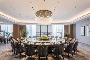 2 nhà hàng, phục vụ bữa trưa