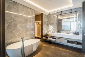 Suíte superluxo, vista para a cidade | Banheiro | Chuveiro/banheira combinados, secador de cabelo, chinelos 