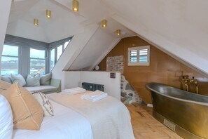 3 bedrooms, desk, iron/ironing board, WiFi - She Sells Sanctuary,St Ives–Sleeps 6–Sea View–Woodburner–Roll Top Steel Bath (St Ives)