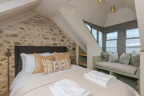 3 habitaciones, escritorio, tabla de planchar con plancha y wifi 