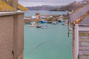 Marina - She Sells Sanctuary,St Ives–Sleeps 6–Sea View–Woodburner–Roll Top Steel Bath (St Ives)