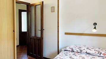 1 bedroom, bed sheets