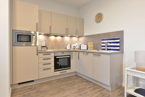 Fridge, microwave, oven, stovetop - Comfortable vacation apartment with sea view and terrace in the Blue House in Ralswiek (Ralswiek)