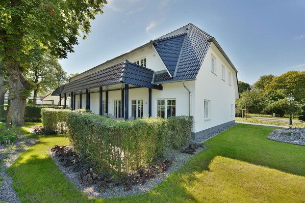 Exterior - Comfortable vacation apartment with sea view and terrace in the Blue House in Ralswiek (Ralswiek)