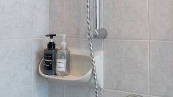 Regadera, secadora de cabello, bidet, toallas