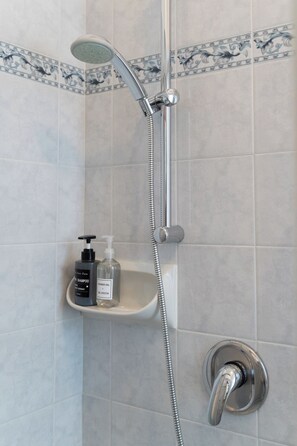 Douche, séchoir à cheveux, bidet, serviettes fournies
