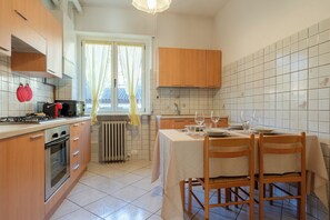 Frigorífico, microondas, horno y placa de cocina