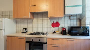 KĂŒhlschrank, Mikrowelle, Ofen, Herdplatte