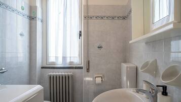 Doccia, asciugacapelli, bidet, asciugamani