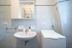 Dusche, Haartrockner, Bidet, Handtücher