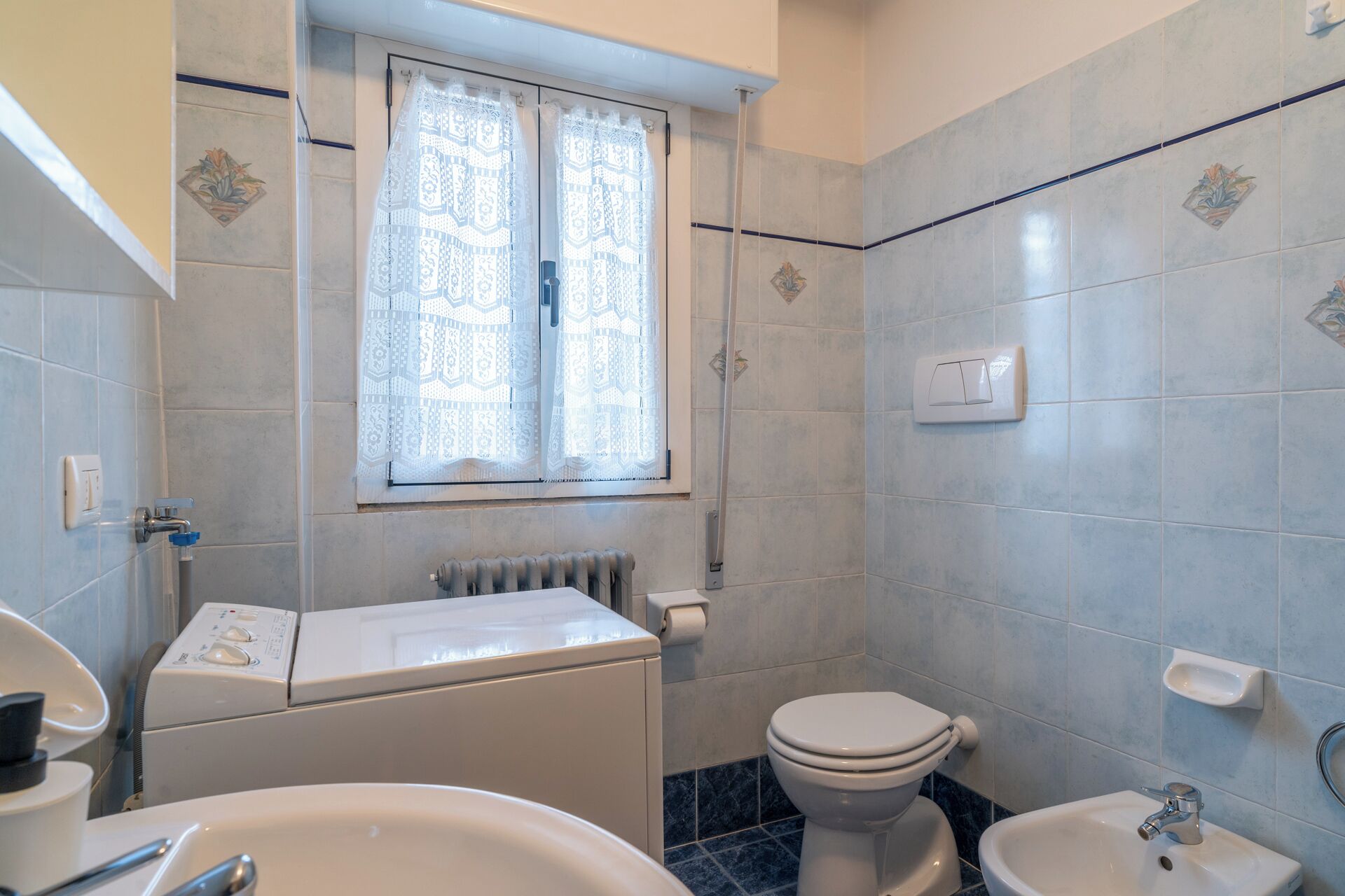 Regadera, secadora de cabello, bidet, toallas 