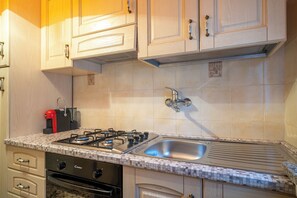 Een koelkast, een microgolfoven, een oven, een kookplaat