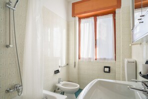 Sèche-cheveux, bidet, serviettes fournies