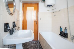 Secador de cabelo, bidê, toalhas de banho 