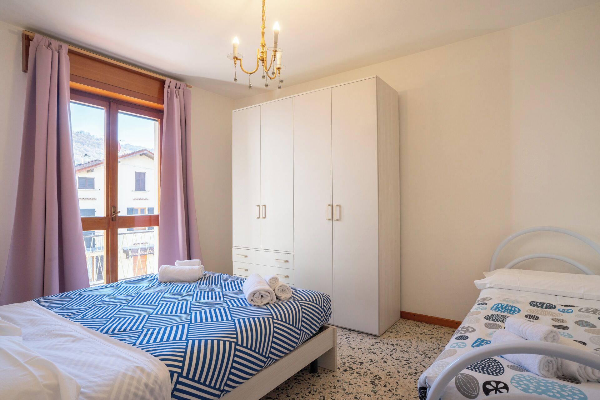 Quarto com cama, guarda-roupa e berço.