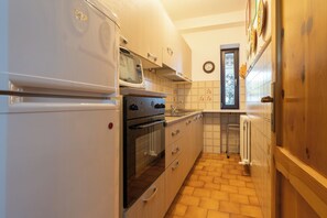Een koelkast, een magnetron, een oven, een kookplaat