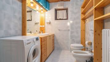 Dusche, kostenlose Toilettenartikel, Haartrockner, Bidet