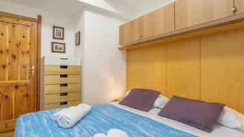 2 bedrooms, bed sheets