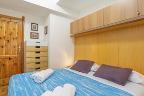 2 bedrooms, bed sheets