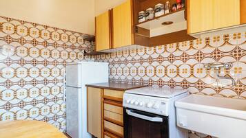 Microwave, oven, stovetop, cookware/dishes/utensils