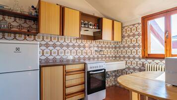 Microwave, oven, stovetop, cookware/dishes/utensils