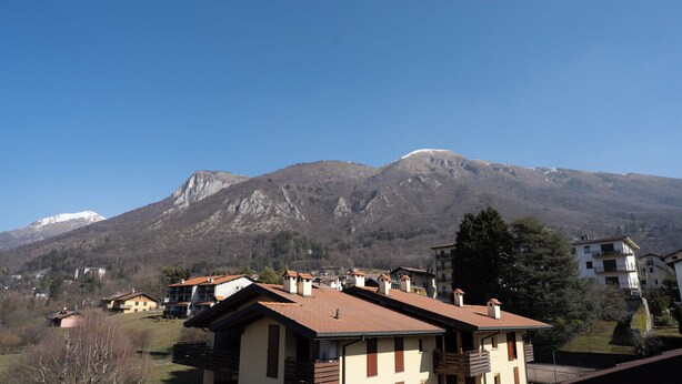 Una zona residencial con casas y una montaña al fondo.