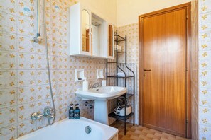 Kostenlose Toilettenartikel, Haartrockner, Bidet, Handtücher