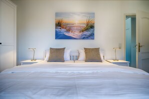 2 bedrooms, travel crib, free WiFi, bed sheets