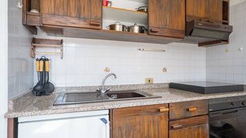 Kühlschrank, Ofen, Herdplatte, Kochgeschirr/Geschirr/Besteck